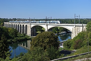 Transilien Line R train between Veneux-les-Sablons and Saint-Mammès