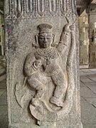 Krishna dansant sur le serpent Kaliya dans un temple de Talakadu (en), au Karnataka.