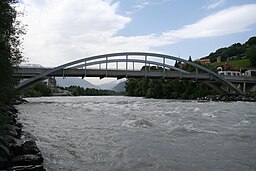 Tardisbrücke, bron som förenar Mastrils (t.h.) på västra sidan Rhen med kommunens centrum som ligger på östra sidan.