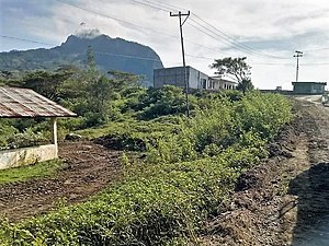 Am Halimesak-Markt in Anahun mit dem Berg Leolaco im Hintergrund (2022)