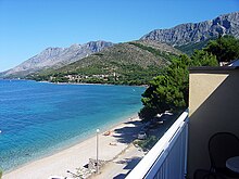 Dieses Symbolfoto in Farbe zeigt die Adriaküste seitlich vom Sandstrand mit Blick auf das Mittelmeer der kroatischen Stadt Zaostrog und wurde 2007 aufgenommen.