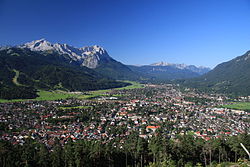 Garmisch-Partenkirchen dengan Alpspitz dan Zugspitze