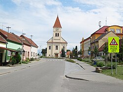 Kostel a škola na ulici Lhotská