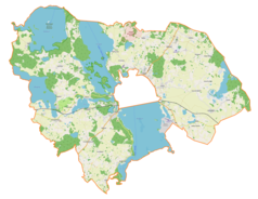 Mapa konturowa gminy wiejskiej Giżycko, blisko centrum u góry znajduje się owalna plamka nieco zaostrzona i wystająca na lewo w swoim dolnym rogu z opisem „Wojsak”