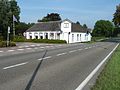 Voormalig stationskoffiehuis aan de weg tussen Gaarkeuken en Grijpskerk (rechts). Links de ingang naar het station. Het gebouw had vroeger een veranda. Later café, tegenwoordig woonhuis.