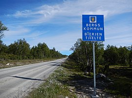 Entrada da comuna sueca de Berg, assinalada em sueco e em lapão