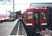 当駅に停車中の鮎川行き電車（2005年3月）