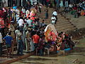 Immersions de Ganesh dans un tank ou bassin à Bangalore.