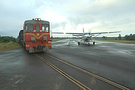 Manakara, Madagascar : la voie ferrée coupe la piste de l'aérodrome.