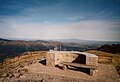 Oana vo de beidn Aussichtspunkte afm Plomb du Cantal, mid Blick af de Monts Dore undn Cézallier