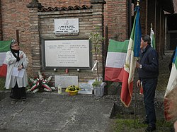 Benedizione delle lapidi poste sul muro della cascina durante la cerimonia commemorativa