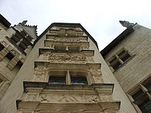 Fotografia che rappresenta una vista ascendente della torre delle scale rinascimentali.