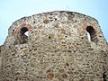 Favianis: Westlicher U-Turm, die antiken (?) Rundbogenfenster des Obergeschosses