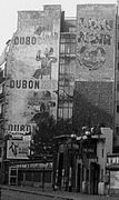 Publicité à Paris à la station de métro Vaneau, avec le bonhomme de Cassandre (photo de 1977).