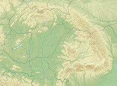 Mapa konturowa Karpat, blisko górnej krawiędzi po lewej znajduje się czarny trójkącik z opisem „Przybór”