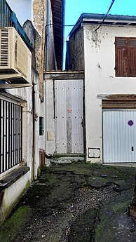 Porte dans le coude de la rue fermant la ruelle de Bié