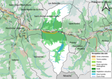 Carte des infrastructures et de l'occupation des sols qui montre une commune rurale très sauvage puisqu'il y a très peu de routes et de réseaux anthropiques sur son territoire : la majorité des sols est forestière ou naturelle.