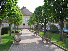 Petit parc convivial devant la mairie.