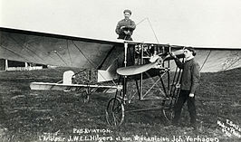 Johan Hilgers en monteur Jan Verhagen in Ede, 1910