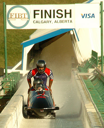 Stīvena Holkomba vadītā bobsleja ekipāža finišē