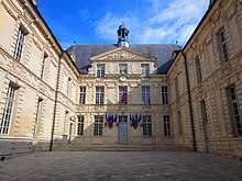 Photographie d'un bâtiment depuis sa cour intérieure.