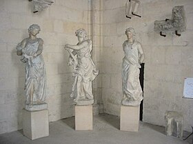 Un ensemble de trois statues, représentant Espérance, Foi et Charité.