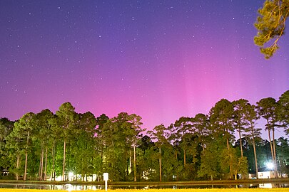 Auroranın Güney Karolina, ABD'deki Pawleys Adası'ndan görünüşü (33°K)