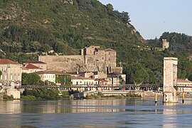 Château et passerelle.