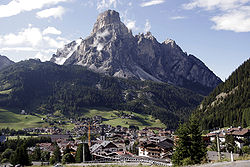 Corvara látképe, háttérben a Sassongher (2665 m)