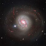 Bild av Messier 77 som visar dess glittrande armar korsade med stoftbanor.[16]