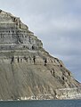 Seqüència d'estrats sedimentatis de Svalbard. Pel principi de superposició, aquells inferiors són més antics que els superiors.