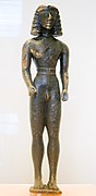 Statuette d'un kouros à la ceinture de sportif. Bronze, H. 19,6 cm. Crète (?), 625-600. Musée de Delphes[N 17].