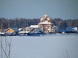 L'édifice en cours de restauration avec le village en 2017.