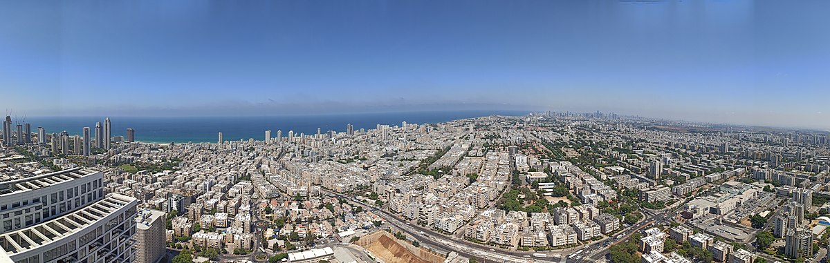 תמונת פנורמה של בת ים וגוש דן שצולמה מאזור העסקים של העיר. 2020.