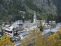 Vue du chef-lieu avec le clocher de l'église Saint-Jean.