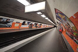 Het station in januari 2012, net voor een renovatie die de vrolijke oranje jaren 70 betegeling terug zal brengen naar de standaard witte metrotegeltjes