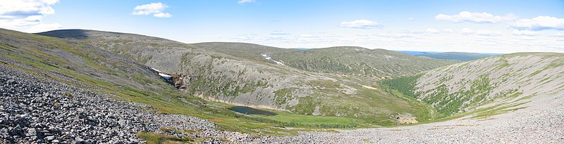 Paratiisikuru-dalen midt i Saariselkä-rækken, set fra toppen af Ukselmapää-fjeldet.