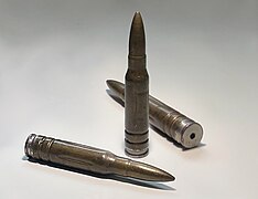 Exerzierpatrone der Bundeswehr für das HK G3 (7,62 × 51 mm NATO). Deutlich sichtbar die Einkerbungen, um Verwechslung mit scharfer Munition zu vermeiden, und die Aussparung im Boden, um den Schlagbolzen beim Abschlagen aufzunehmen.