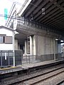 飛田給駅寄りのホーム端は中央自動車道と交差している（2005年11月）