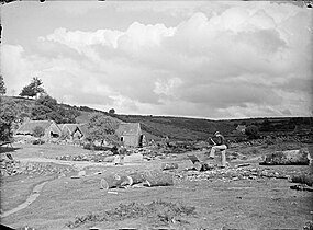 Homme coupant du bois près du moulin du Pont.