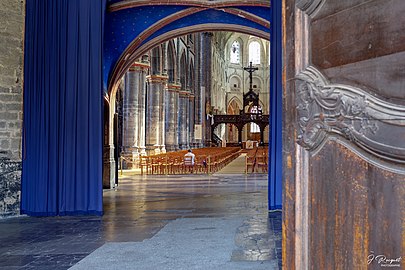 Entrée de la collégiale.