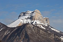 Montagne enneigée en forme de molaire.