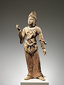 Sculptură a unui Bodhisattva; secolele 10-11; lemn cu urme de pigment; înălțime: 115.6 cm; Muzeul Metropolitan de Artă