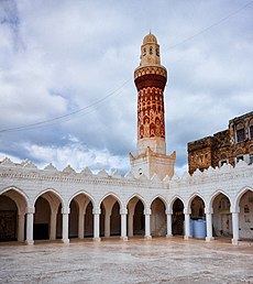 Egy mecset minarete és belső udvara