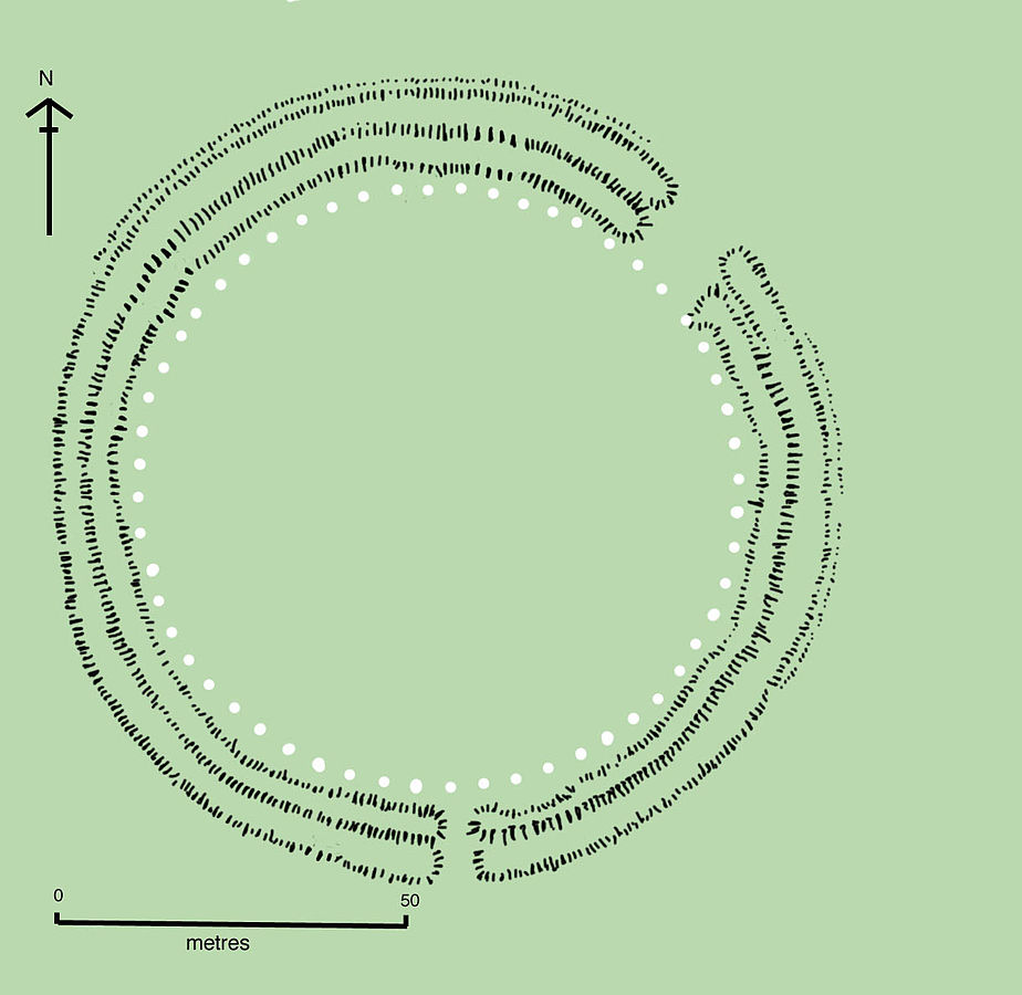 Die älteste belegte kreisförmige Struktur in Stonehenge 1 (zirka 3100 bis 2900 vor Christi) besteht aus den 56 Aubrey-Löchern (in der Abbildung weiße Kreise). Diese können unter Verwendung von Quadranten, die geographisch durch die vier Himmelsrichtungen in jeweils 14 Mondstationen geteilt sind, dazu verwendet worden sein, die ekliptikale Länge des Mondes in Bezug zum Frühlingspunkt oder zum Herbstpunkt beziehungsweise in Bezug zur Jupiterposition täglich zu markieren (der Mond erreicht den Jupiter ungefähr alle 27,5 Tage). In dieser Zählung wären alle 28 Mondhäuser halbiert, in eine Tagesstation und eine Nachtstation.