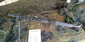 Rheinmetall MG3 s pojasom municije, na osnovi MG42 za Njemačku vojsku. 7,62x51mm NATO