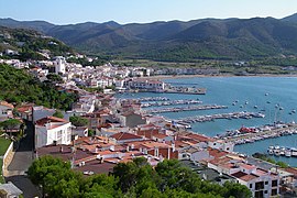 Vue d'ensemble du port et du village.