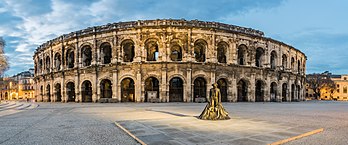 Les arènes de Nîmes, avec la statue de Nimeño II. (définition réelle 6 417 × 2 678)