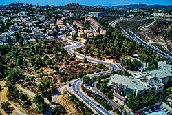 כביש שבע האחיות מטפס ממוצא עילית למבשרת ציון ולקסטל, מימין קטע מכביש 1 שהחליף את כביש שבע האחיות בדרך ירושלים - תל אביב