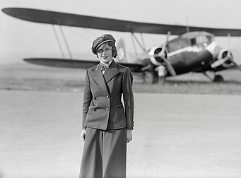 Nelly Diener, première hôtesse de l'air d'Europe, photographiée devant le Curtis AT-32C Condor de la Swissair dans lequel elle va perdre la vie le 27 juillet 1934. (définition réelle 4 841 × 3 573)